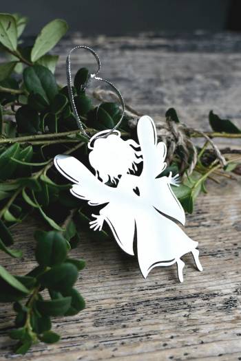 Hängdekoration -Ängel - rostfritt stål, en produkt från Nya Musik som utvecklar och engagerar människor i alla åldrar.