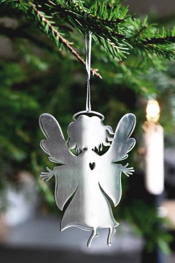 Hängdekoration -Ängel - rostfritt stål, en produkt från Nya Musik som utvecklar och engagerar människor i alla åldrar.