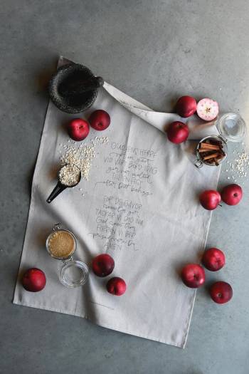 Kökshandduk - Glädjens Herre var en gäst, en produkt från Nya Musik som utvecklar och engagerar människor i alla åldrar.