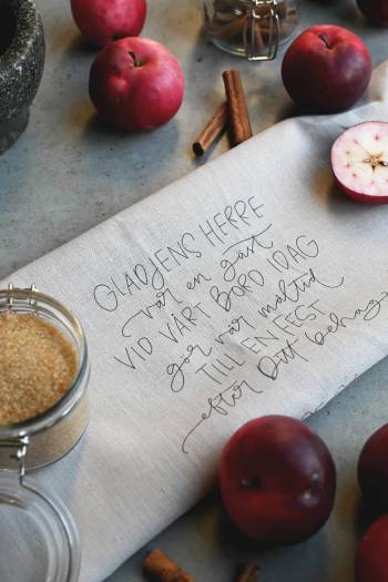 Kökshandduk - Glädjens Herre var en gäst, en produkt från Nya Musik som utvecklar och engagerar människor i alla åldrar.