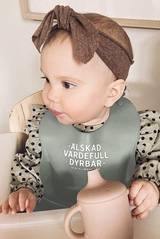 Mjuk haklapp - Älskad, värdefull, dyrbar - Sköngrön, en produkt från Nya Musik som utvecklar och engagerar människor i alla åldrar.