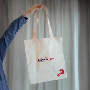 Tygkasse - Alpha för alla, en produkt från Nya Musik som utvecklar och engagerar människor i alla åldrar.