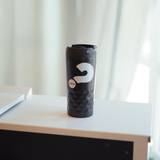 Termosmugg - Alpha, en produkt från Nya Musik som utvecklar och engagerar människor i alla åldrar.