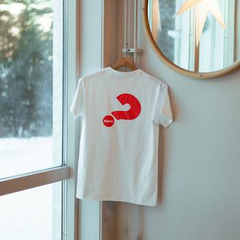 T-shirt - Unisex, vit, Alphas logga, en produkt från Nya Musik som utvecklar och engagerar människor i alla åldrar.