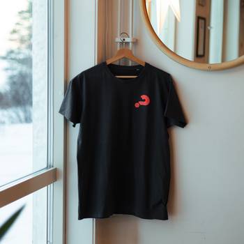 T-shirt - Svart - Alphas logga - Unisex, en produkt från Nya Musik som utvecklar och engagerar människor i alla åldrar.