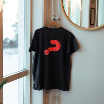 T-shirt - Svart - Alphas logga - Unisex, en produkt från Nya Musik som utvecklar och engagerar människor i alla åldrar.