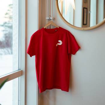 T-shirt - Röd - Alpha för alla - Unisex, en produkt från Nya Musik som utvecklar och engagerar människor i alla åldrar.