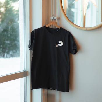 T-shirt -Unisex, svart, alpha för alla, en produkt från Nya Musik som utvecklar och engagerar människor i alla åldrar.