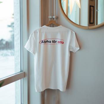 T-shirt - Unisex, vit, Alpha för alla, en produkt från Nya Musik som utvecklar och engagerar människor i alla åldrar.