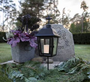 Lykta Serene - Svart, en produkt från Nya Musik som utvecklar och engagerar människor i alla åldrar.