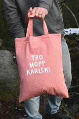 Tygkasse - Tro, hopp, kärlek! - Rödorangemelerad, en produkt från Nya Musik som utvecklar och engagerar människor i alla åldrar.
