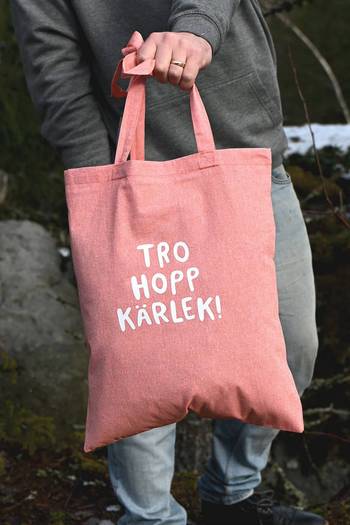Tygkasse - Tro, hopp, kärlek! - Rödorangemelerad, en produkt från Nya Musik som utvecklar och engagerar människor i alla åldrar.