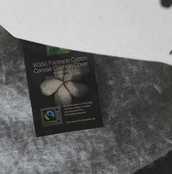 Kuddfodral - Du omsluter mig på alla sidor - Canvas, en produkt från Nya Musik som utvecklar och engagerar människor i alla åldrar.