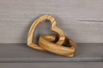 Sammanflätade hjärtan - Olivträ - Stort, en produkt från Nya Musik som utvecklar och engagerar människor i alla åldrar.