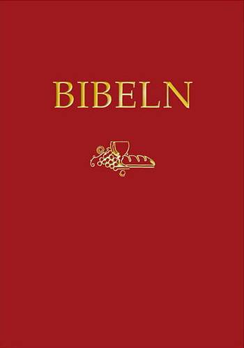 A4-bibel i storstil SFB15, röd skinnimitation, en produkt från Nya Musik som utvecklar och engagerar människor i alla åldrar.