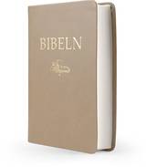 Svenska Folkbibeln 2015 - Kompaktbibel brun skinnimitation, en produkt från Nya Musik som utvecklar och engagerar människor i alla åldrar.