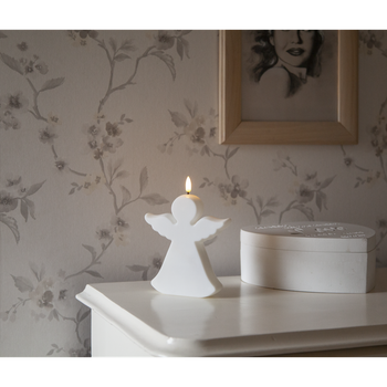 Ängel i plast med led-ljus, en produkt från Nya Musik som utvecklar och engagerar människor i alla åldrar.