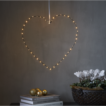 Hängande hjärta med 45 led-ljus, en produkt från Nya Musik som utvecklar och engagerar människor i alla åldrar.