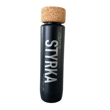 Vattenflaska – Styrka, korklock, en produkt från Nya Musik som utvecklar och engagerar människor i alla åldrar.