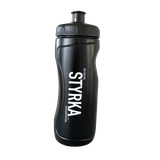 Sportflaska – Styrka, svart, en produkt från Nya Musik som utvecklar och engagerar människor i alla åldrar.