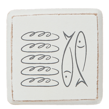 Magnet - Fem bröd och två fiskar - Vit, en produkt från Nya Musik som utvecklar och engagerar människor i alla åldrar.