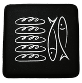 Magnet - Fem bröd och två fiskar - Svart, en produkt från Nya Musik som utvecklar och engagerar människor i alla åldrar.