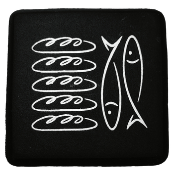 Magnet - Fem bröd och två fiskar - Svart, en produkt från Nya Musik som utvecklar och engagerar människor i alla åldrar.