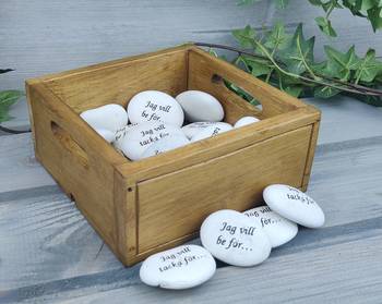 Bönestenar i trälåda, en produkt från Nya Musik som utvecklar och engagerar människor i alla åldrar.