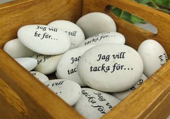 Bönestenar i trälåda, en produkt från Nya Musik som utvecklar och engagerar människor i alla åldrar.