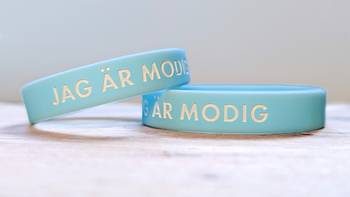 Armband - Silikon - Barn - Jag är modig, en produkt från Nya Musik som utvecklar och engagerar människor i alla åldrar.