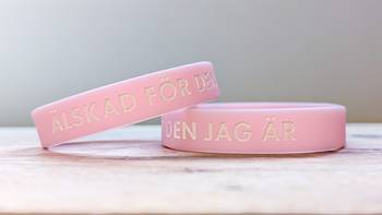 Armband - Silikon - Barn - Älskad för den jag är, en produkt från Nya Musik som utvecklar och engagerar människor i alla åldrar.