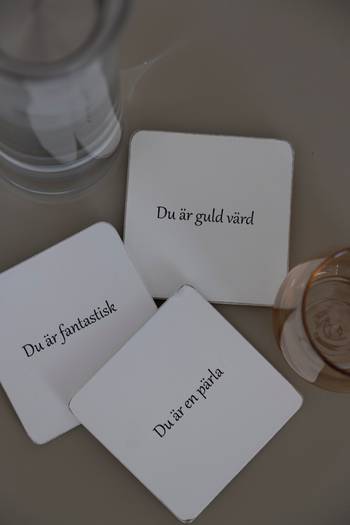 Glasunderlägg - Olika texter, en produkt från Nya Musik som utvecklar och engagerar människor i alla åldrar.