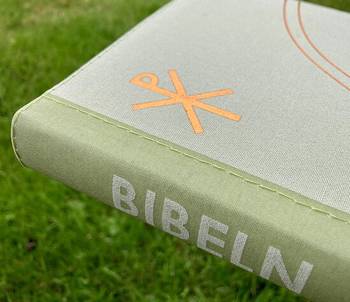 Svenska Folkbibeln 2015, slimline, grön linnestruktur, en produkt från Nya Musik som utvecklar och engagerar människor i alla åldrar.