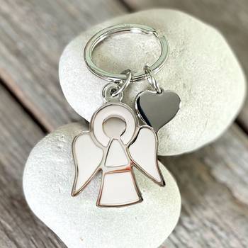 Nyckelring - Ängel - Vit - Metall, en produkt från Nya Musik som utvecklar och engagerar människor i alla åldrar.