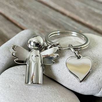 Nyckelring - Ängel/Hjärta - Metall, en produkt från Nya Musik som utvecklar och engagerar människor i alla åldrar.