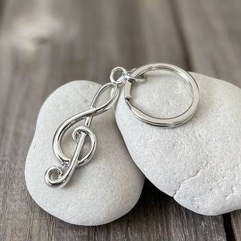 Nyckelring - G-klav - Metall, en produkt från Nya Musik som utvecklar och engagerar människor i alla åldrar.