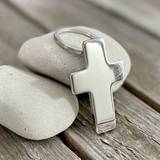 Nyckelring - Kors - Metall, en produkt från Nya Musik som utvecklar och engagerar människor i alla åldrar.