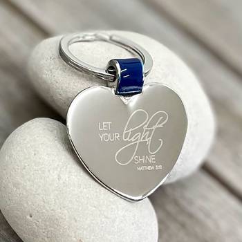 Nyckelring - Hjärta - Let yor light shine - Metall, en produkt från Nya Musik som utvecklar och engagerar människor i alla åldrar.