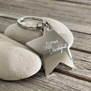 Nyckelring - Stjärna - Älskad, unik, värdefull - Metall, en produkt från Nya Musik som utvecklar och engagerar människor i alla åldrar.