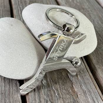 Nyckelring - Fotbollsspelare - Metall, en produkt från Nya Musik som utvecklar och engagerar människor i alla åldrar.