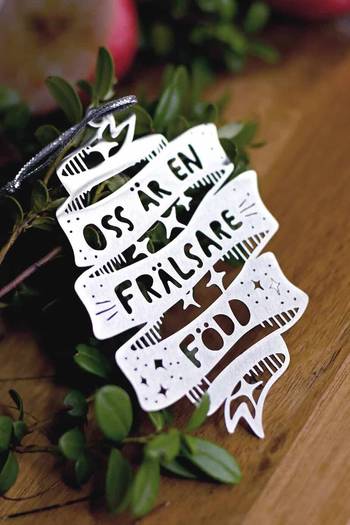 Hängdekoration - Oss är en frälsare född - rostfritt stål, en produkt från Nya Musik som utvecklar och engagerar människor i alla åldrar.