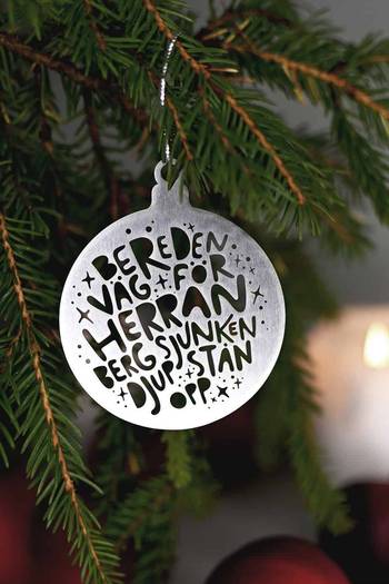 Hängdekoration - Bereden väg för Herran - rostfritt stål, en produkt från Nya Musik som utvecklar och engagerar människor i alla åldrar.