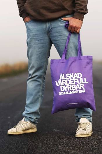 Tygkasse - Älskad, värdefull, dyrbar - Lila, en produkt från Nya Musik som utvecklar och engagerar människor i alla åldrar.