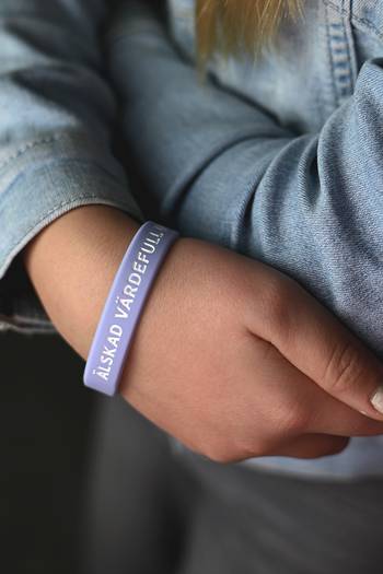 Armband - Silikon - tonår - Älskad, värdefull, dyrbar - lila, en produkt från Nya Musik som utvecklar och engagerar människor i alla åldrar.
