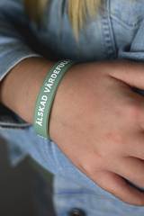 Armband - Silikon - tonår - Älskad, värdefull, dyrbar - grön, en produkt från Nya Musik som utvecklar och engagerar människor i alla åldrar.