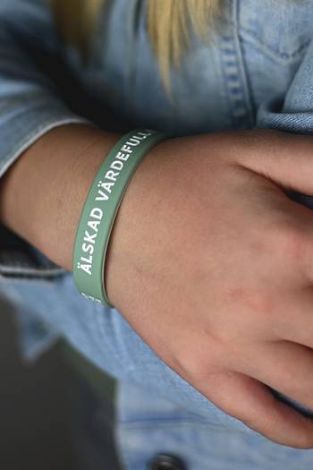 Armband - Silikon - tonår - Älskad, värdefull, dyrbar - grön, en produkt från Nya Musik som utvecklar och engagerar människor i alla åldrar.