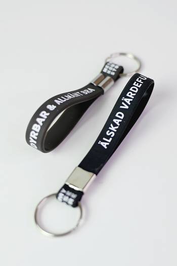 Nyckelring i mjuk silikon -Älskad, värdefull, dyrbar, en produkt från Nya Musik som utvecklar och engagerar människor i alla åldrar.