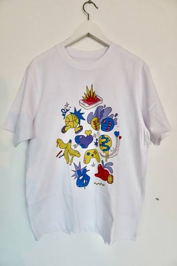 T-shirt - Unisex, vit, Alpha Youth, en produkt från Nya Musik som utvecklar och engagerar människor i alla åldrar.