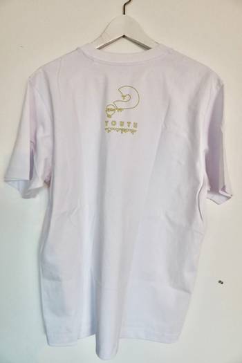 T-shirt - Unisex, vit, Alpha Youth, en produkt från Nya Musik som utvecklar och engagerar människor i alla åldrar.