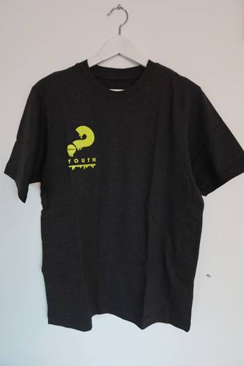 T-shirt - Unisex, grå, What's On Your Mind?, en produkt från Nya Musik som utvecklar och engagerar människor i alla åldrar.